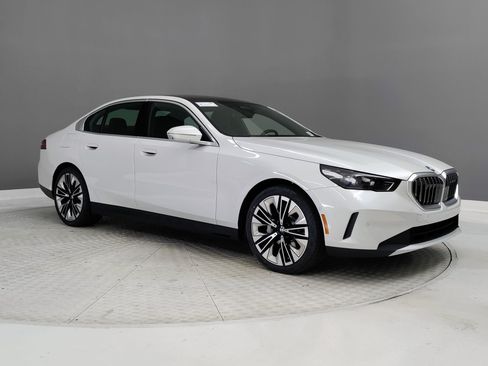 Used 2026 BMW 530i w/ Convenience Package RWD image 31