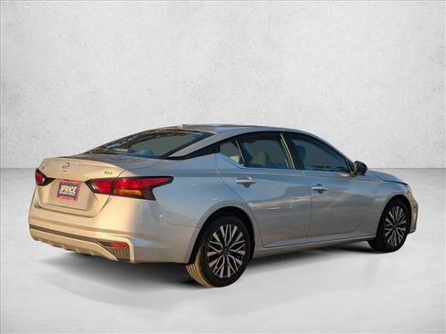 Used 2024 Nissan Altima 2.5 SV image 5