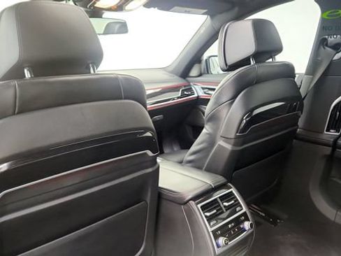 Used 2022 BMW 750i xDrive w/ M Sport Package AWD/4WD image 41