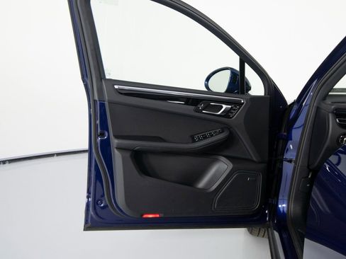 Used 2025 Porsche Macan image 17