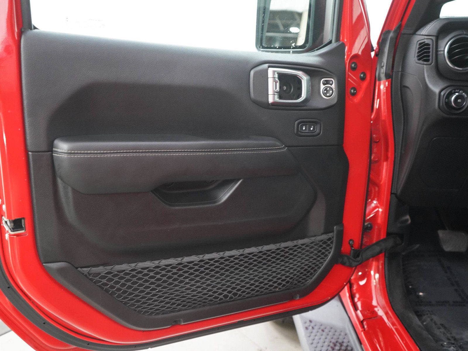 Used 2020 Jeep Wrangler Unlimited Sahara AWD/4WD image 18