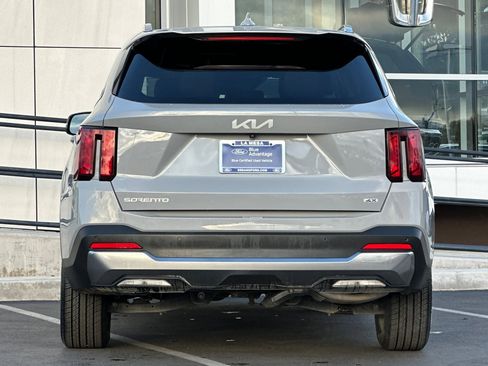 Used 2024 Kia Sorento S w/ Panoramic Sunroof Package image 4