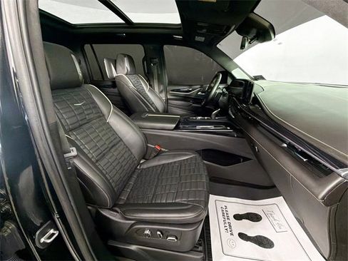 Used 2024 Cadillac Escalade ESV V image 34