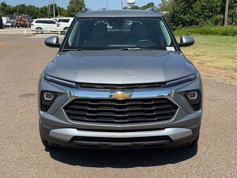 Used 2024 Chevrolet TrailBlazer LT w/ Convenience Package AWD/4WD image 2