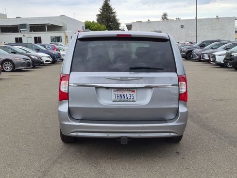 Used 2014 Chrysler Town & Country Touring-L w/ Driver Convenience Group FWD image 6