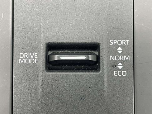 Used 2024 Toyota Highlander XLE image 24