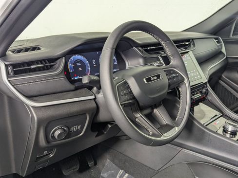 New 2025 Jeep Grand Cherokee Altitude image 13