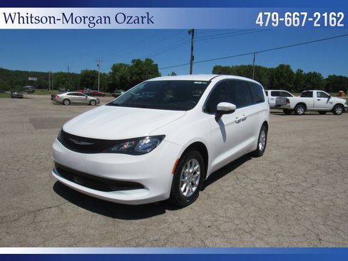 Used 2022 Chrysler Voyager LX FWD image 3