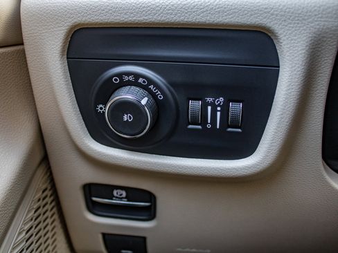 Used 2024 Jeep Grand Cherokee Limited image 34