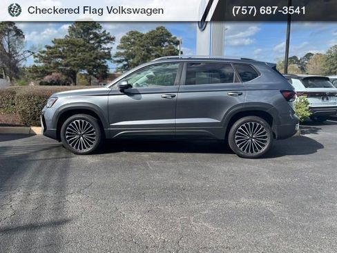 Used 2025 Volkswagen Taos SE image 4