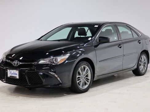 Used 2016 Toyota Camry SE w/ Moonroof Package FWD image 3