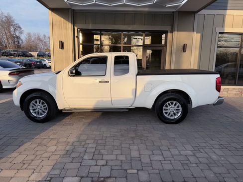 Used 2017 Nissan Frontier SV image 3