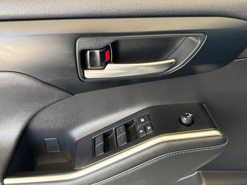 Used 2023 Toyota Highlander XLE image 10