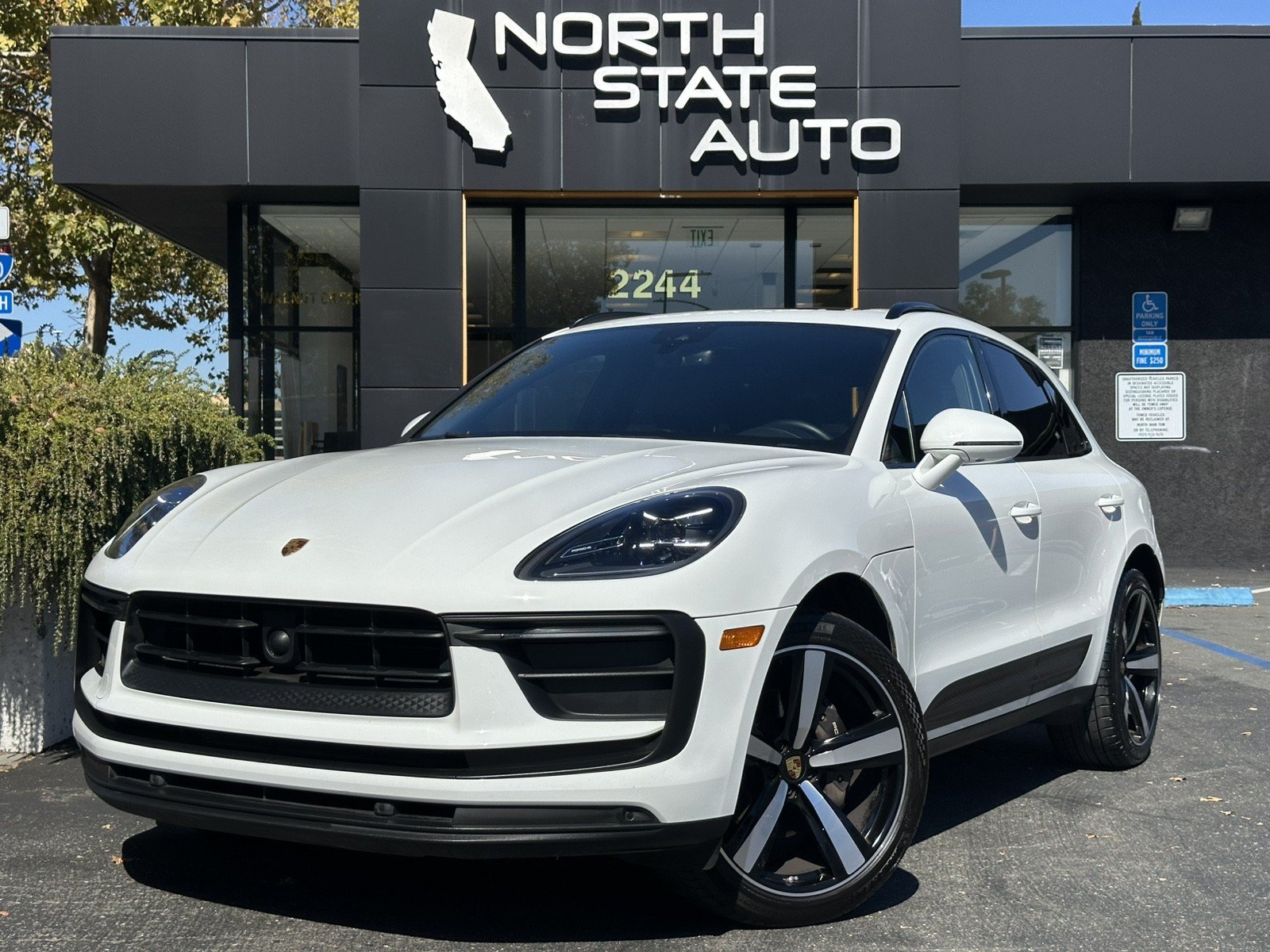 Used 2023 Porsche Macan AWD/4WD image 2