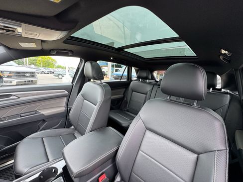 Used 2022 Volkswagen Atlas Cross Sport SE AWD/4WD image 35