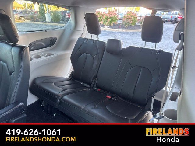 Used 2017 Chrysler Pacifica Touring-L Plus w/ Tire & Wheel Group FWD image 30