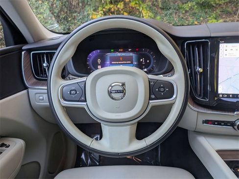 Certified 2022 Volvo XC60 B5 Momentum w/ Advanced Package image 15