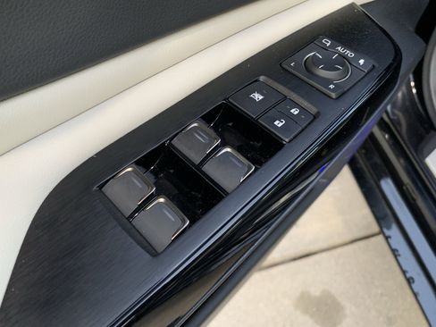 Used 2025 Lexus ES 300h w/ Luxury Package image 15