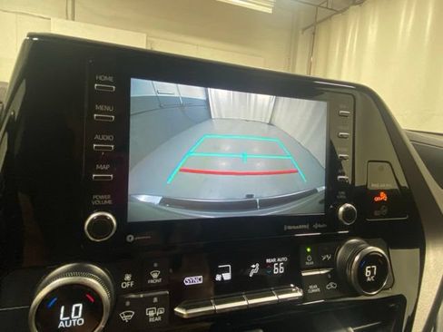 Used 2021 Toyota Highlander LE AWD/4WD image 23