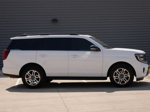 Used 2025 Ford Expedition Active AWD/4WD image 2
