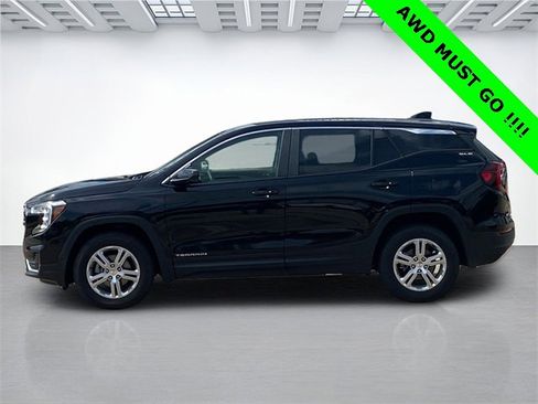 Used 2024 GMC Terrain SLE image 2