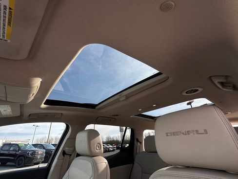Used 2021 GMC Acadia Denali w/ Denali Ultimate Package AWD/4WD image 39