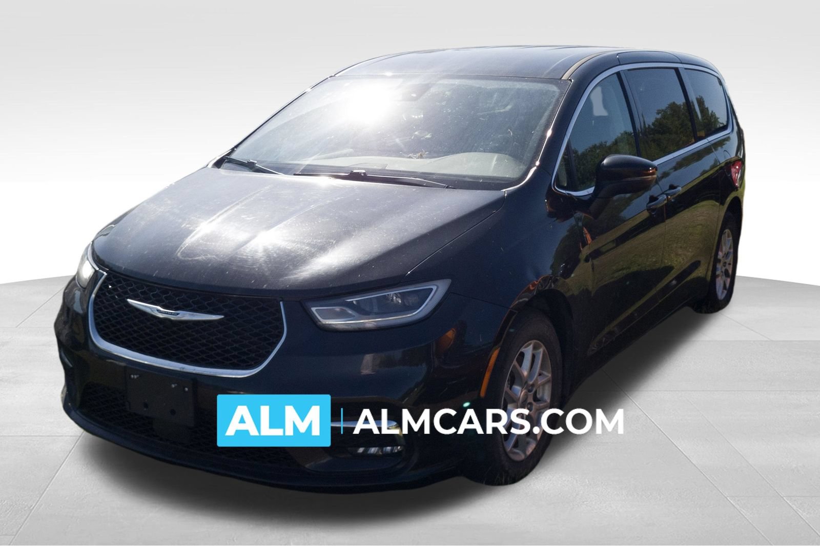 Used 2023 Chrysler Pacifica Touring-L FWD image 1