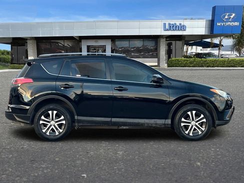 Used 2018 Toyota RAV4 LE image 8