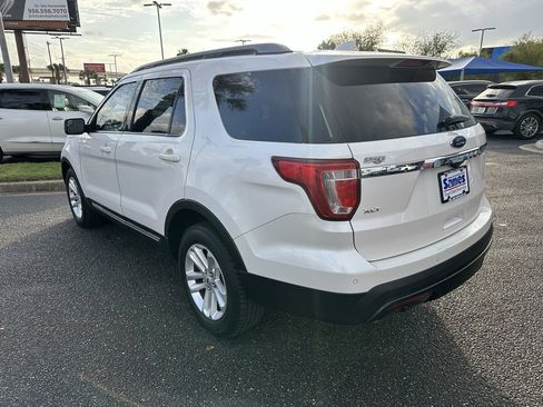 Used 2017 Ford Explorer XLT image 4