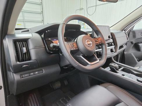 Used 2025 Nissan Pathfinder SL AWD/4WD image 18