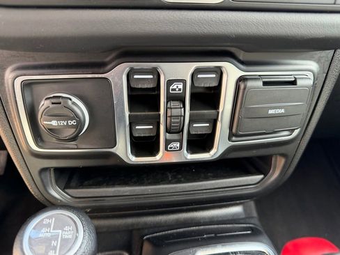 Used 2025 Jeep Wrangler Unlimited Sahara image 25