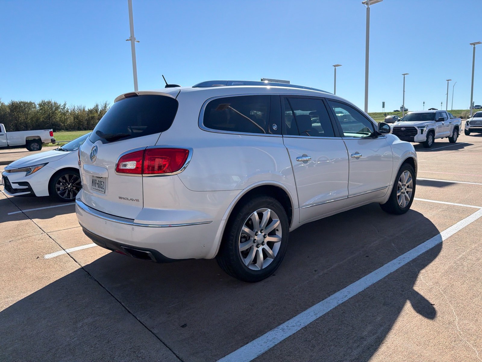 Used 2017 Buick Enclave Premium w/ Experience Buick Package FWD image 3