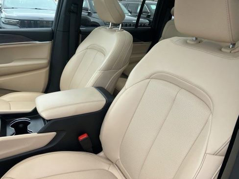 Certified 2024 Jeep Grand Cherokee Limited w/ Luxury Tech Group II image 12