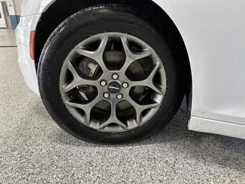 Used 2017 Chrysler 300 S image 31