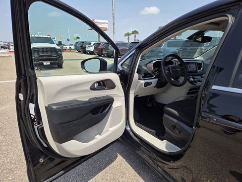 Used 2023 Chrysler Voyager LX FWD image 12
