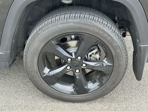 Used 2025 Jeep Grand Cherokee Altitude AWD/4WD image 5