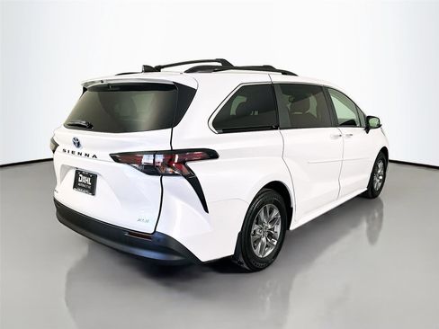 Used 2025 Toyota Sienna XLE w/ XLE Plus Package image 13