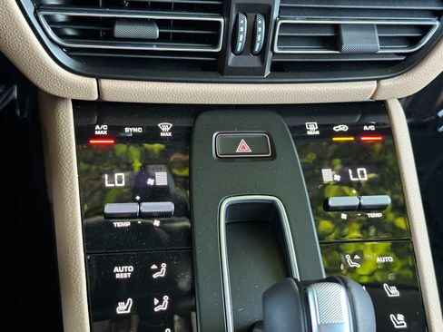 Certified 2025 Porsche Macan AWD/4WD image 23