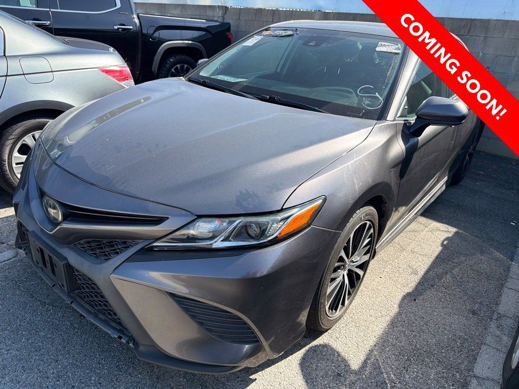 Used 2019 Toyota Camry SE w/ Carpet Mat Package FWD image 2