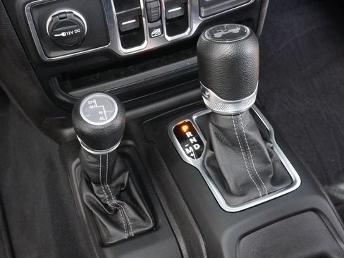Used 2025 Jeep Wrangler Unlimited Sahara AWD/4WD image 16