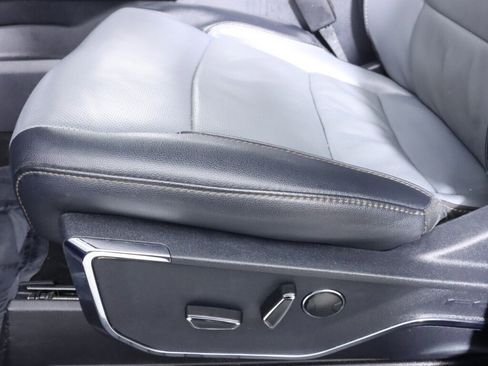 Used 2022 Ford F150 Lightning Lariat image 31