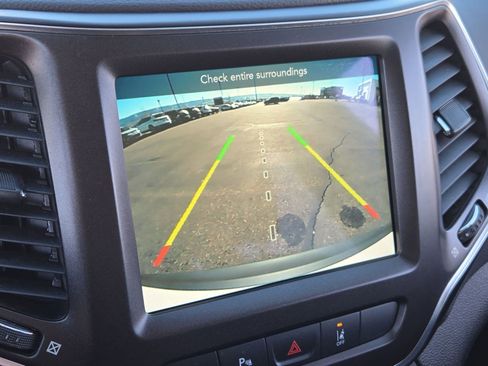 Used 2021 Jeep Cherokee Trailhawk w/ Technology Group image 25