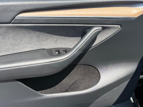 Used 2022 Tesla Model Y Long Range AWD/4WD image 28