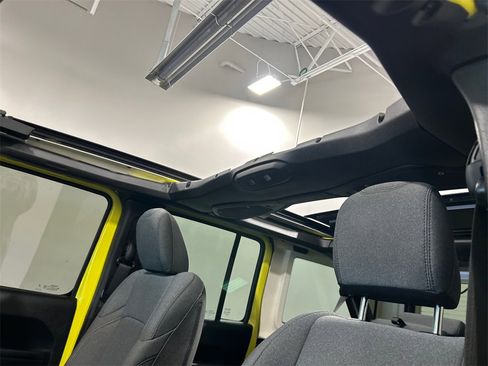 Used 2024 Jeep Wrangler Unlimited image 28