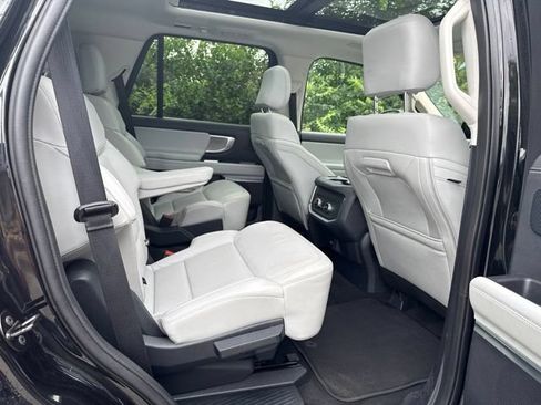 Used 2025 Ford Expedition Platinum w/ Driver's Package AWD/4WD image 38