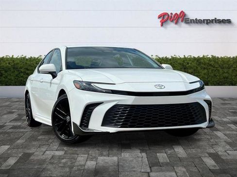 Used 2025 Toyota Camry SE FWD image 2