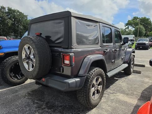 Used 2018 Jeep Wrangler Unlimited Sahara AWD/4WD image 3
