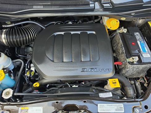 Used 2019 Dodge Grand Caravan SE FWD image 16