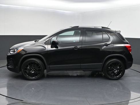 Used 2022 Chevrolet Trax LT w/ Midnight Edition AWD/4WD image 4