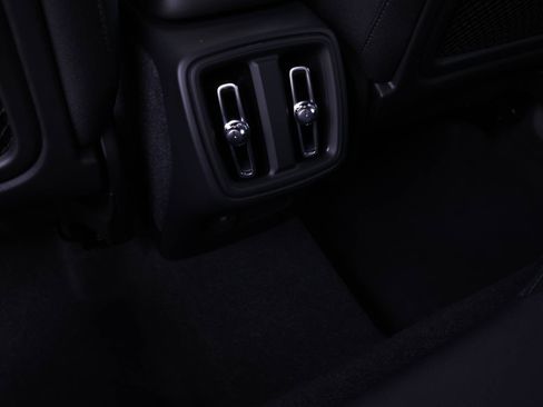 Certified 2024 Volvo XC40 B5 Core image 22